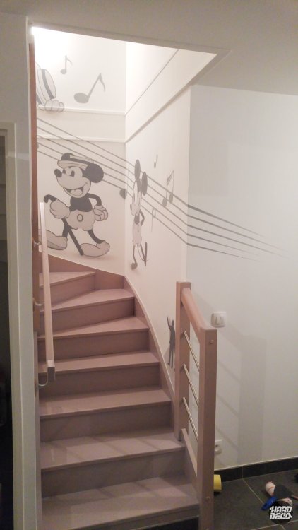 Vue d'ensemble de la cage d'escalier décorée Mickey Mouse vintage noir et blanc, notes et portées musicales