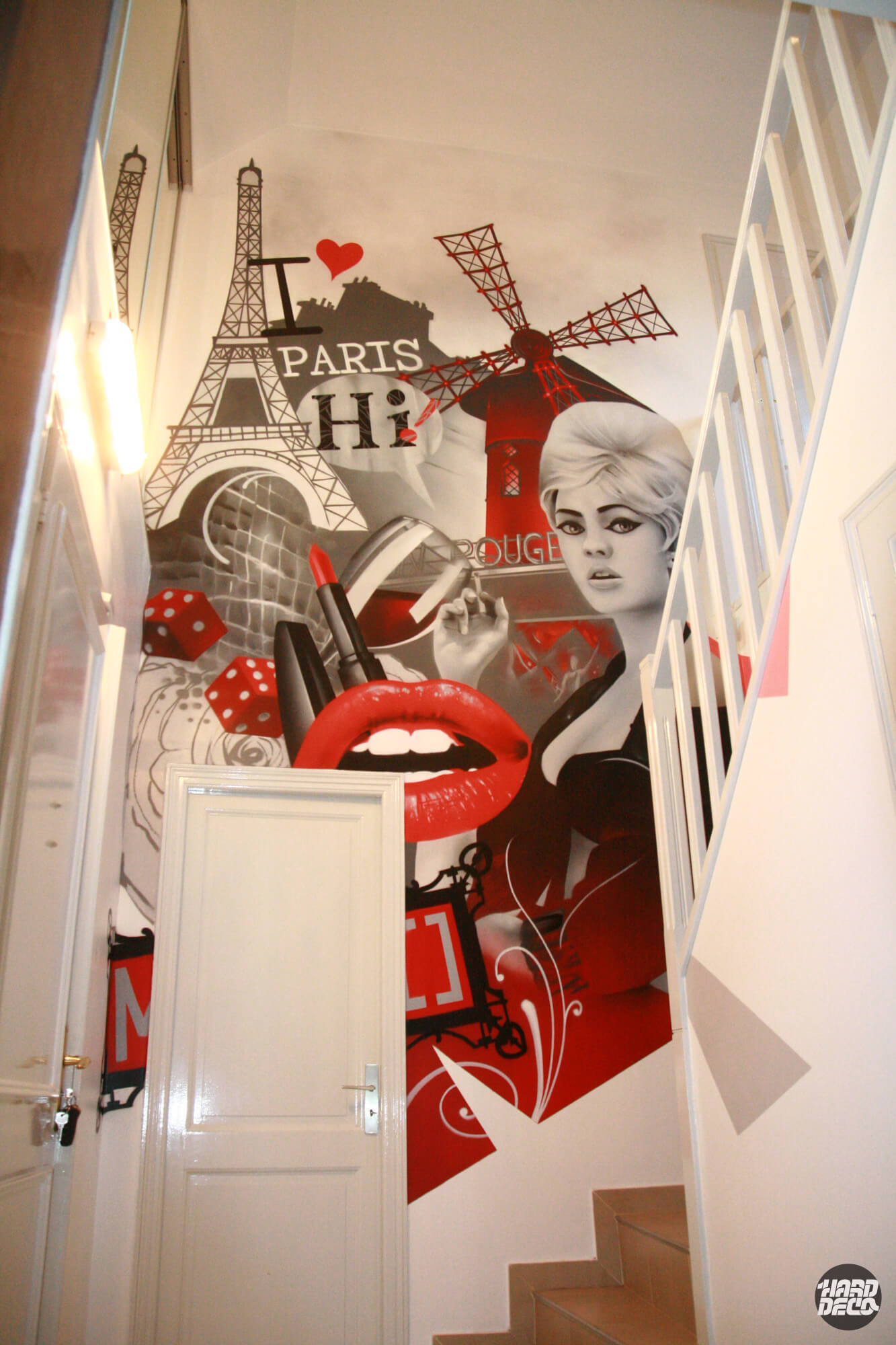 Fresque murale escalier Paris avec Tour Eiffel, Moulin Rouge rouge et portrait féminin rétro en noir et blanc
