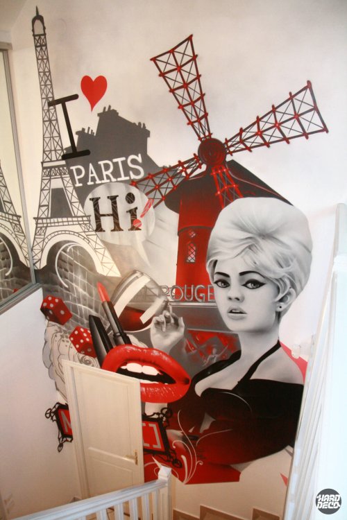 Fresque aérosol escalier Tour Eiffel Moulin Rouge et portrait femme années 60 en rouge noir blanc