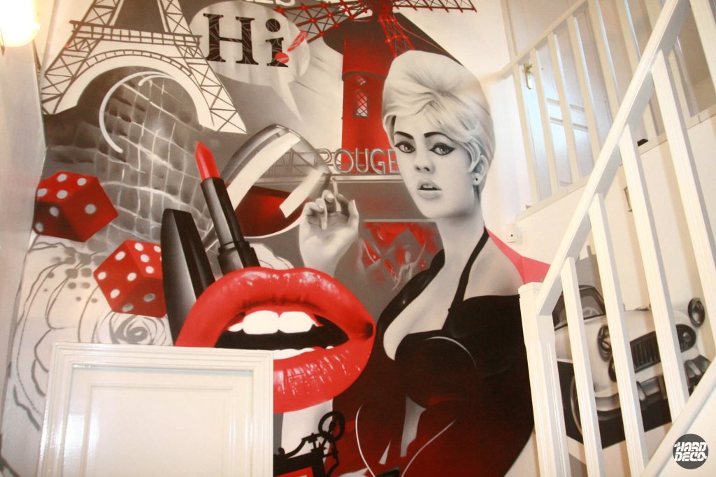Fresque murale escalier Paris rouge noir blanc avec rouge à lèvres lèvres carmin et portrait glamour