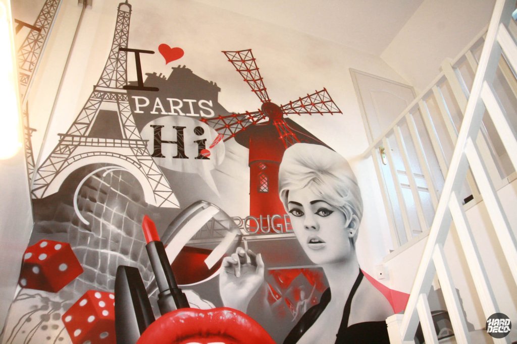 Vue d'ensemble fresque escalier Paris Tour Eiffel Moulin Rouge portrait rétro rouge et noir aérosol