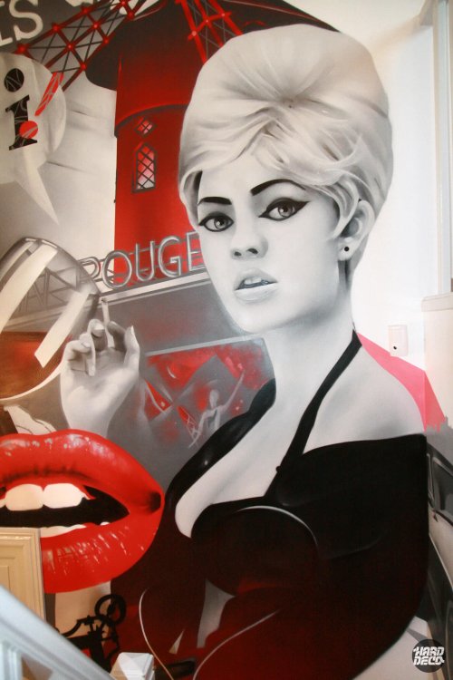 Détail portrait hyperréaliste femme rétro lèvres rouges devant Moulin Rouge fresque aérosol