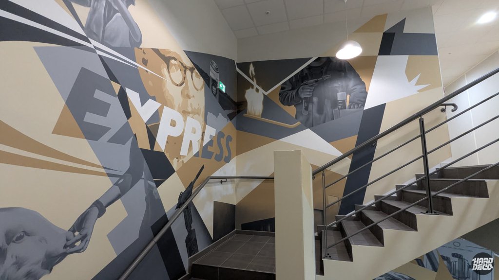Fresque Express cage d'escalier vue ensemble, lettering et portraits sur fonds or et ardoise