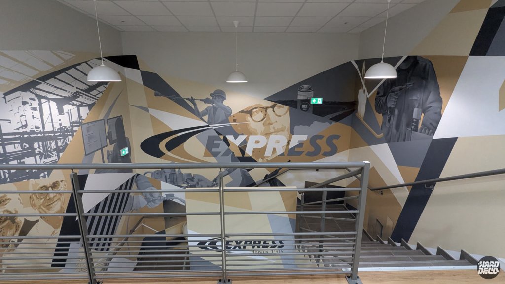 Fresque Express palier intermédiaire, portrait central aux lunettes rondes et scènes de métier industriel