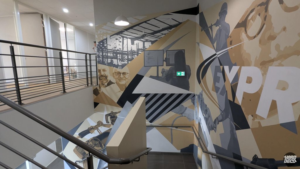 Fresque Express vue plongeante cage d'escalier, composition immersive sur plusieurs étages or et gris