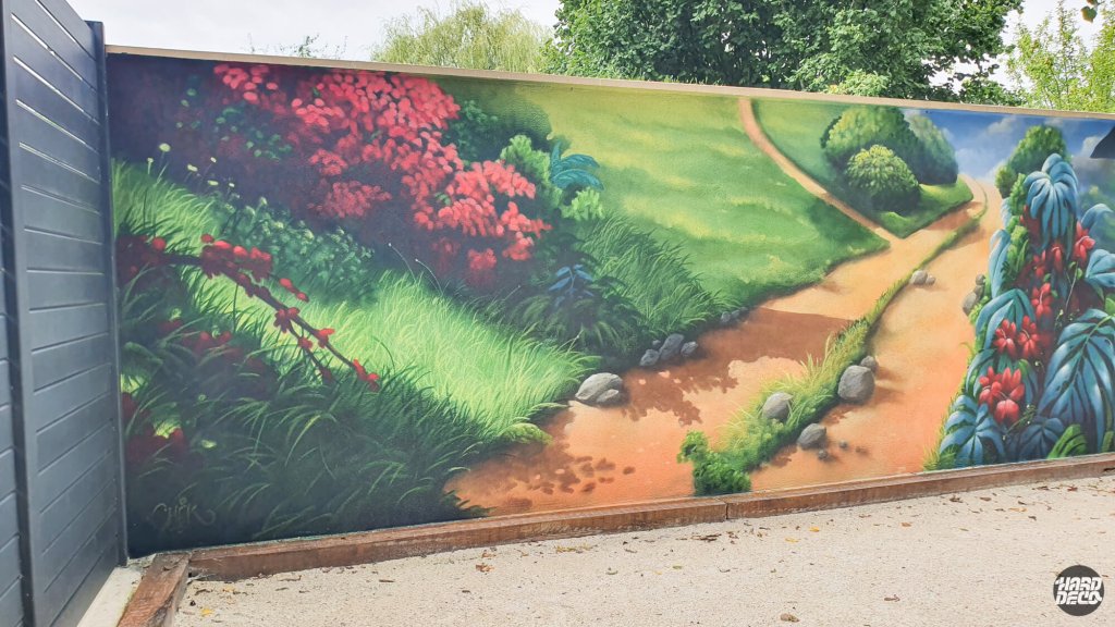 Détail fresque murale sentier ocre herbes hautes et fleurs rouge carmin, décor tropical extérieur