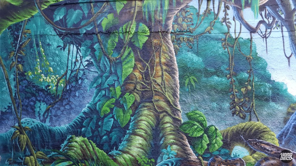 Gros plan fresque jungle, tronc d'arbre tropical avec lianes et feuillages denses, rendu texturé à l'aérosol