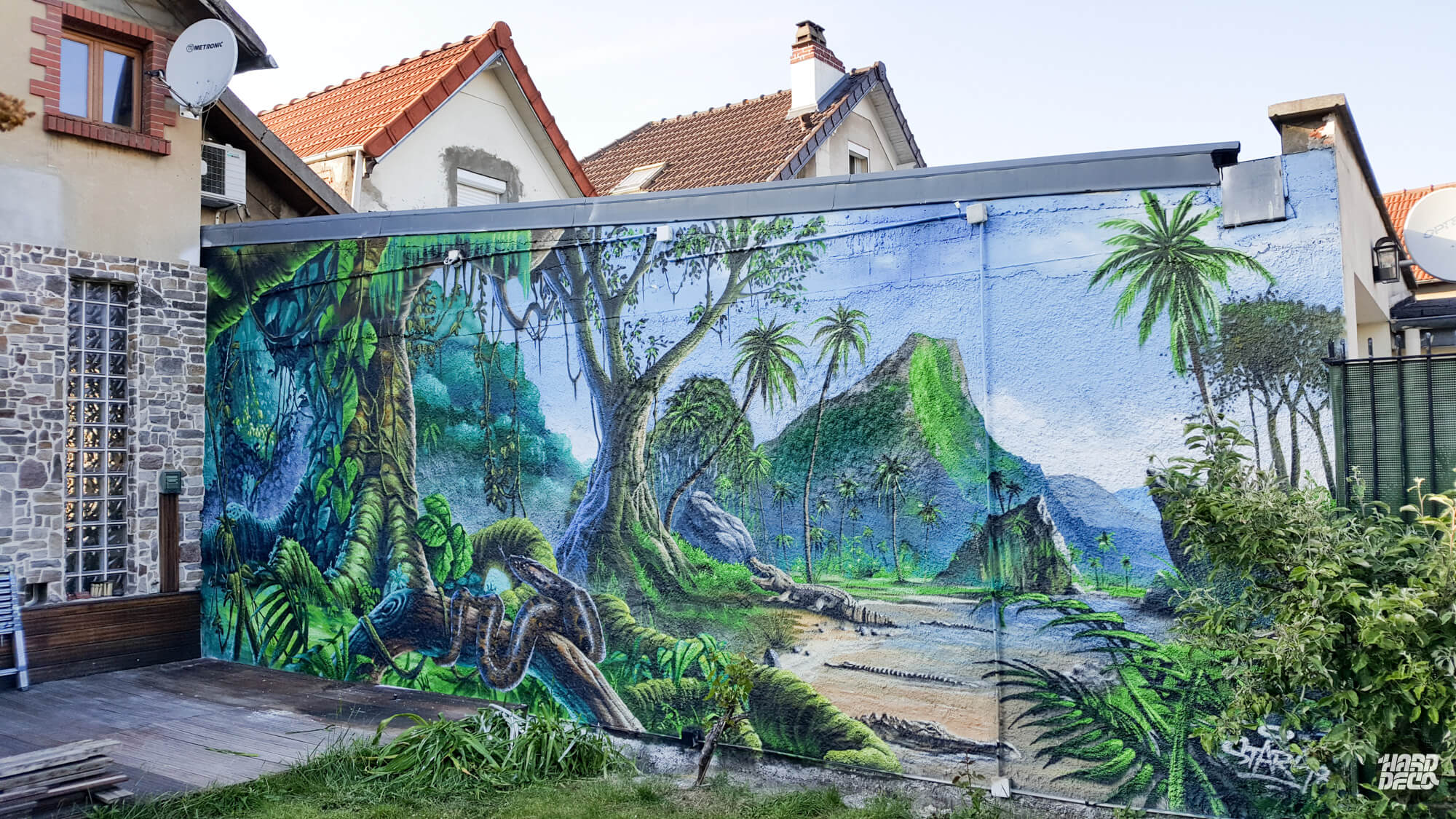 Fresque jungle tropicale sur façade extérieure, vue d'ensemble avec boa, crocodiles et piton rocheux, aérosol 30 m²