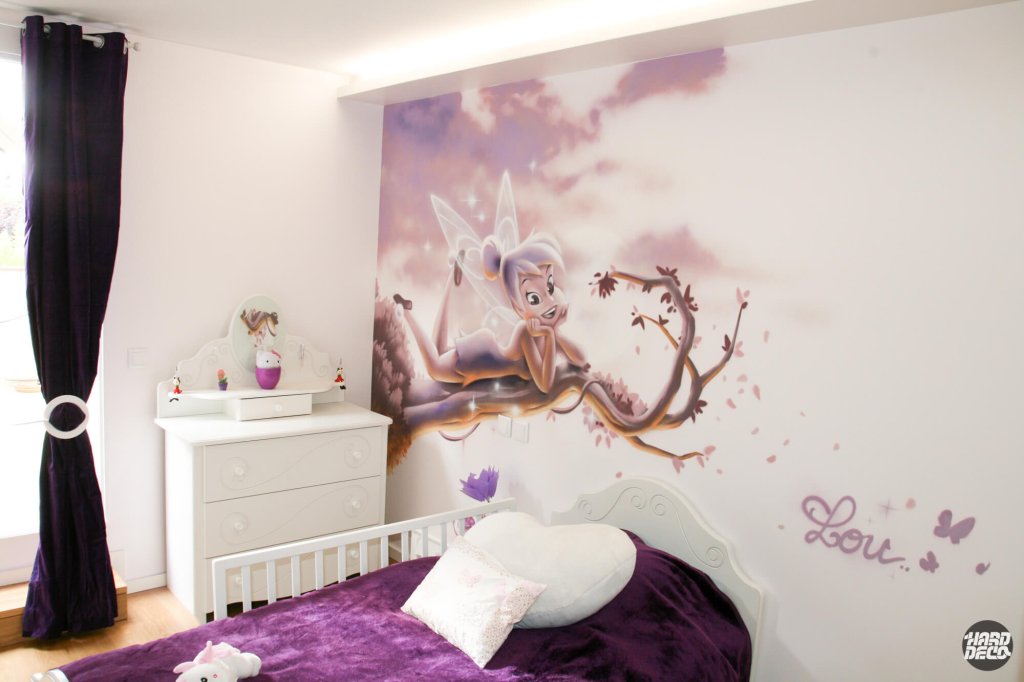 Fresque murale Fée Clochette avec prénom Lou, teintes lavande et rose, chambre de petite fille