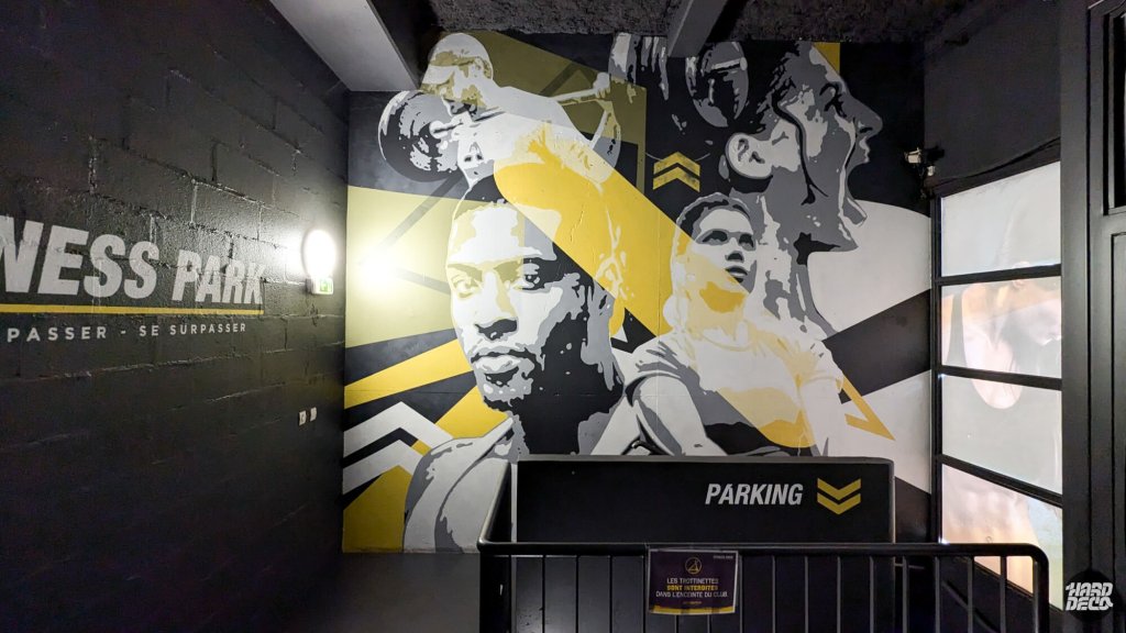 Vue d'ensemble fresque murale Fitness Park Bezons par Shero, sport noir blanc jaune, 16 m² aérosol