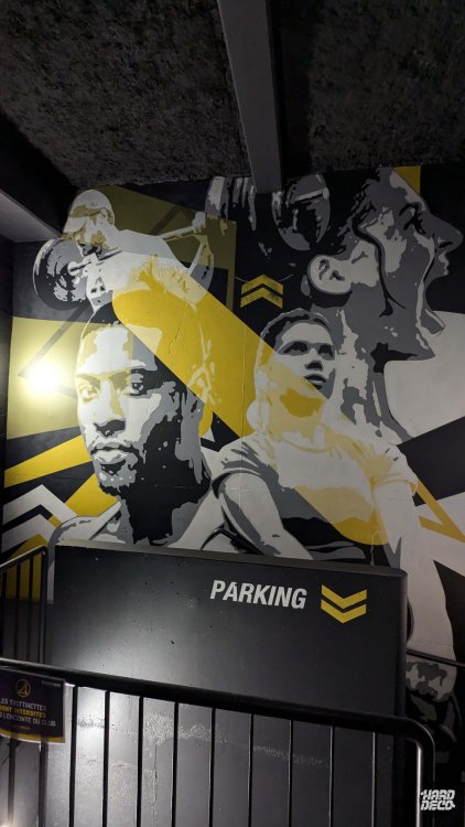 Fresque murale aérosol Fitness Park Bezons, athlètes stylisés noir blanc jaune, vue en plongée escalier
