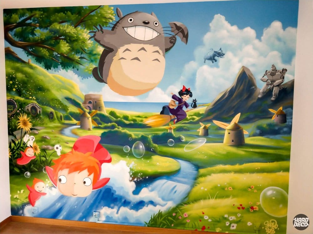 Vue d'angle fresque Ghibli chambre enfant : composition complète avec Totoro, Ponyo, Kiki et paysage Ghibli