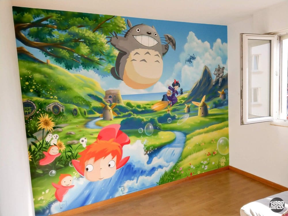 Fresque murale Ghibli vue d'ensemble dans une chambre enfant : Totoro, Ponyo, Kiki, moulins et ruisseau