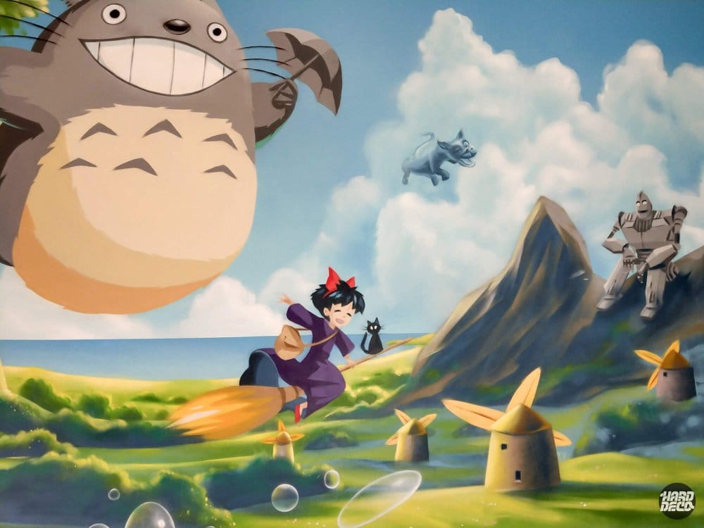 Détail fresque Ghibli : Kiki sur son balai, Totoro et robot géant sur falaise, ciel nuageux peint à l'aérosol