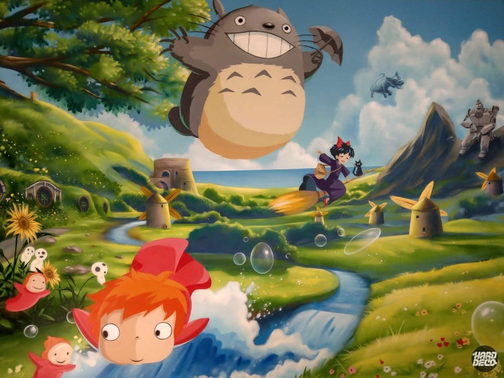 Fresque murale Ghibli détail : Totoro, Ponyo et Kiki sur fond de prairies et ciel bleu, chambre enfant