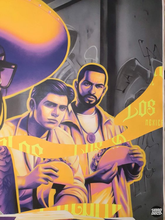 Détail portraits chicano fresque Los Pueblos, deux hommes aux regards intenses sur fond violet et jaune