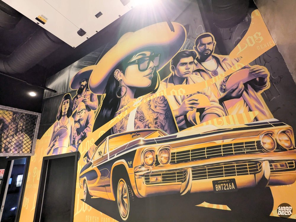 Fresque murale aérosol Los Pueblos Grenoble, lowrider Chevrolet doré et personnages chicano tattoués
