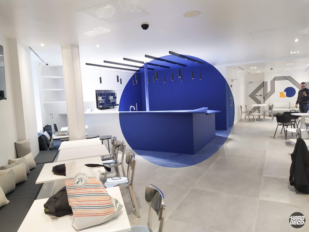 Anamorphose cercle bleu cobalt flottant dans la salle d'accueil de l'hôtel Graphik Montparnasse