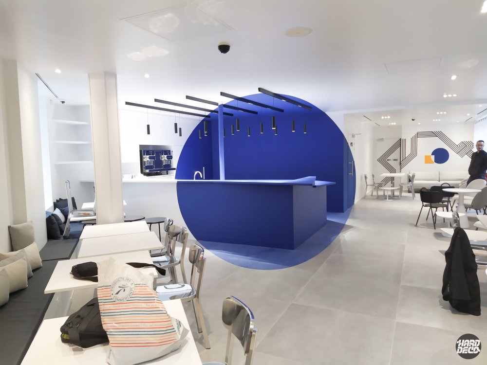 Perspective salle hôtel Graphik Montparnasse, anamorphose bleue et fresque géométrique en arrière-plan