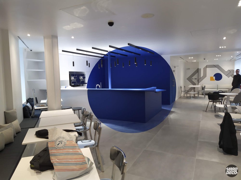 Vue d'ensemble hall hôtel Graphik Montparnasse, anamorphose cercle bleu et décor géométrique mural