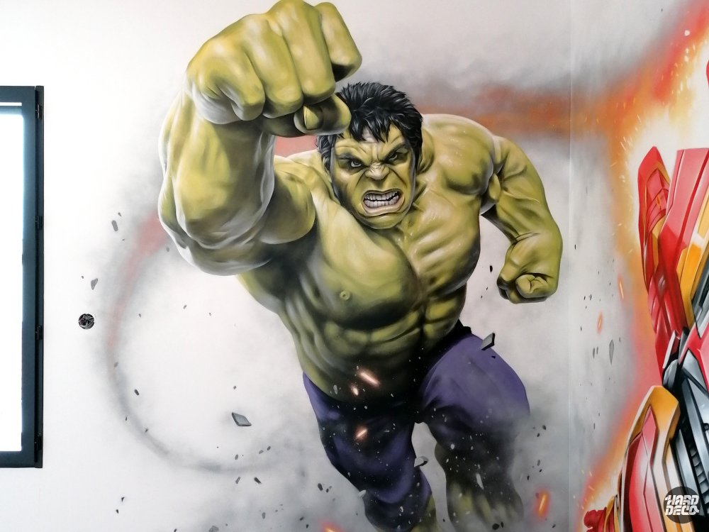 Détail fresque Hulk poing tendu, rendu musculaire hyperréaliste à l'aérosol, chambre enfant