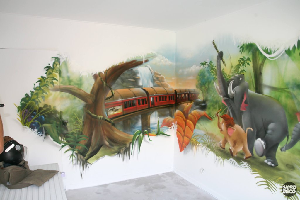 Fresque murale jungle chambre enfant avec train rouge et éléphants peinte à l'aérosol sur deux murs