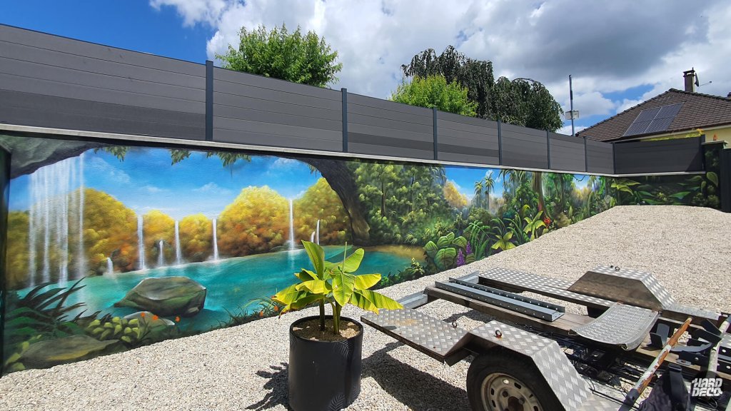Fresque murale cascades et lac turquoise en milieu de jungle, vue rapprochée sur le panneau central
