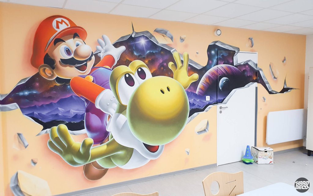 Détail fresque aérosol Mario et Yoshi chibi perçant un mur saumon, univers galactique violet et orange