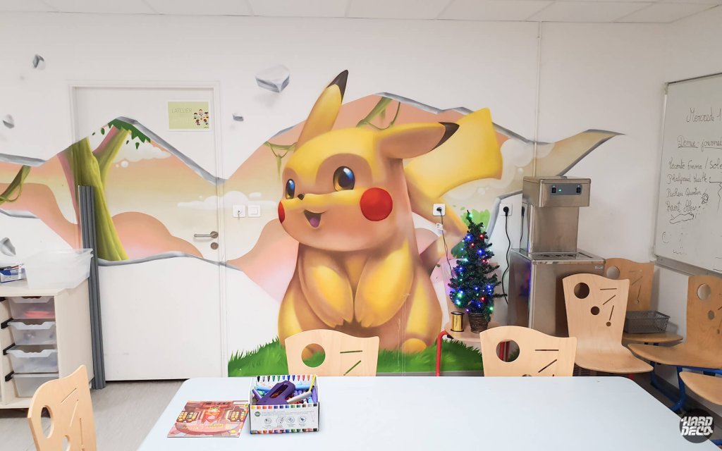 Fresque Pikachu Pokémon peint à l'aérosol sur mur blanc, salle de classe centre de loisirs enfants