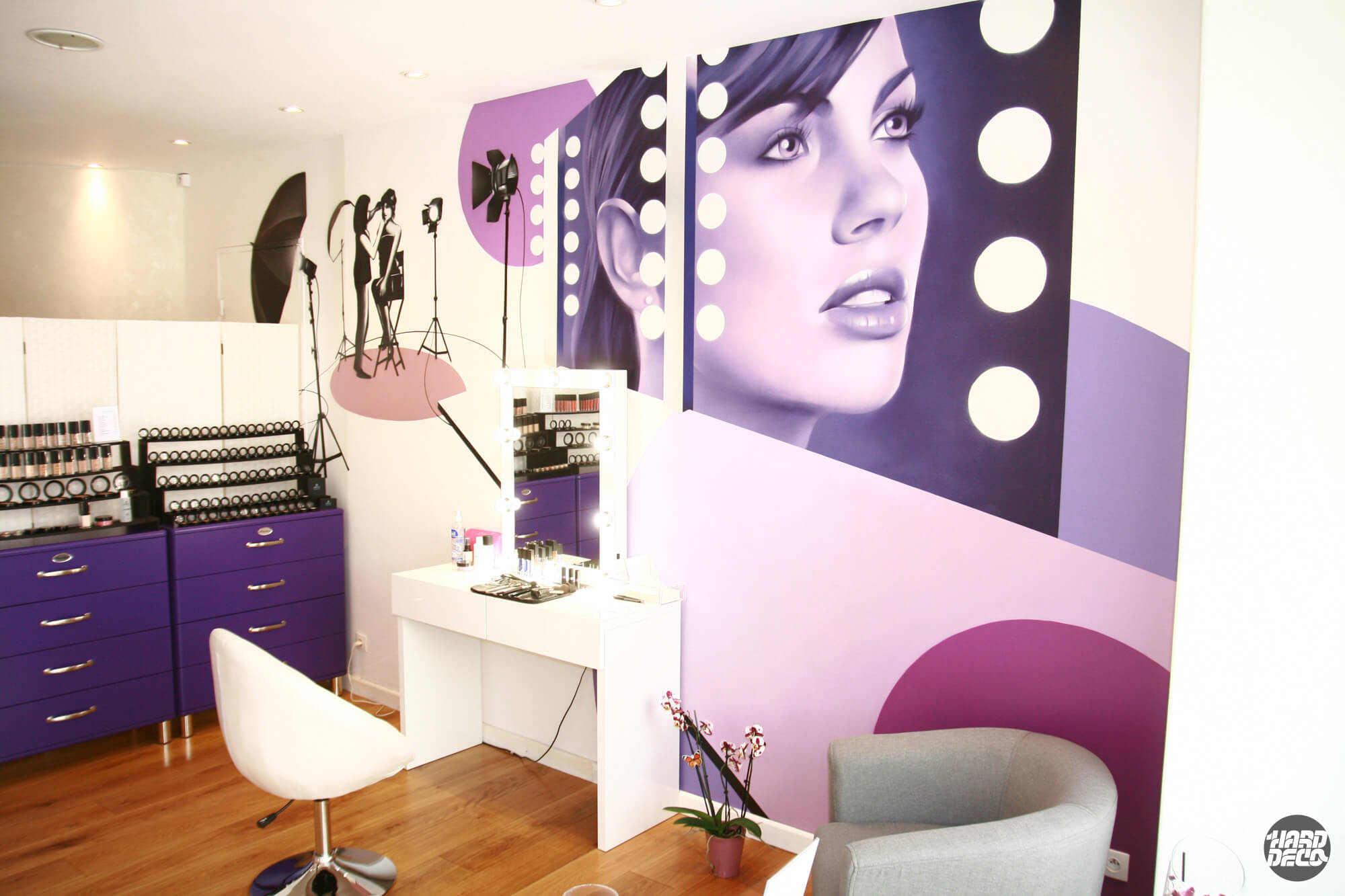 Fresque murale portrait féminin violet et rose dans un institut de beauté à Lagny-sur-Marne
