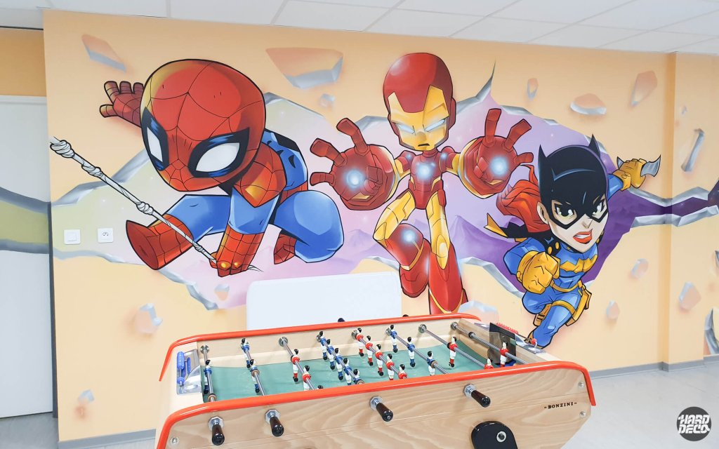 Fresque murale Spider-Man Iron Man Batgirl version chibi sortant du mur, babyfoot au premier plan