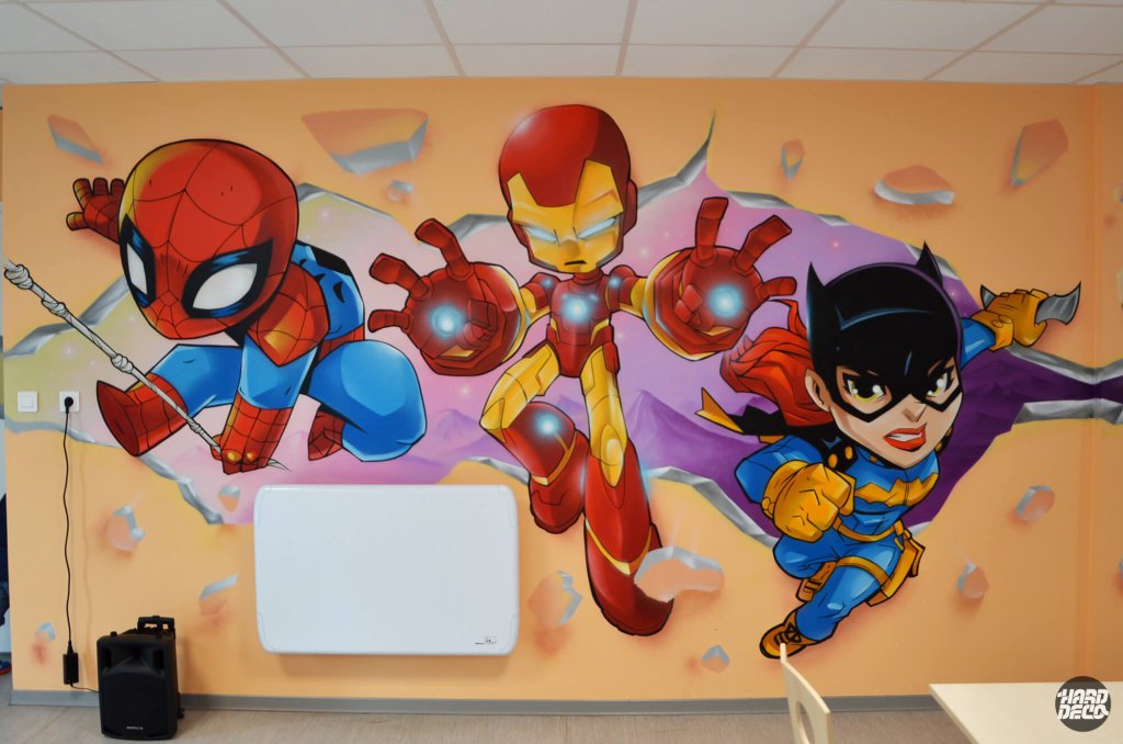 Fresque murale Spider-Man Iron Man Batgirl chibi aérosol fond ocre, mur percé trompe-l'œil enfants