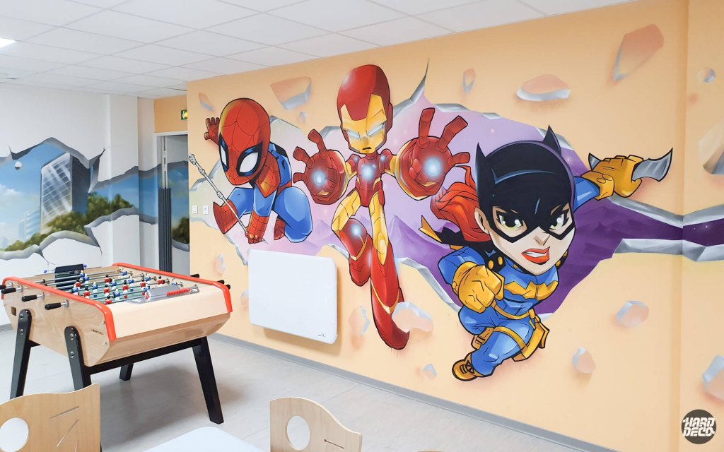 Fresque super-héros Spider-Man Iron Man Batgirl chibi trompe-l'œil, salle de jeux centre de loisirs