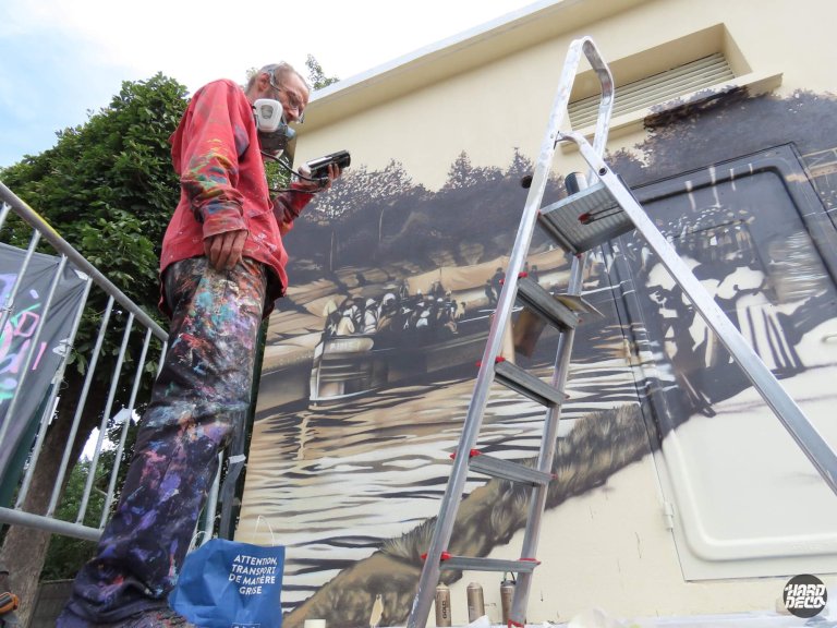 Artiste Samy en cours de réalisation de la fresque aérosol sur façade, Livry-Gargan, détail canal