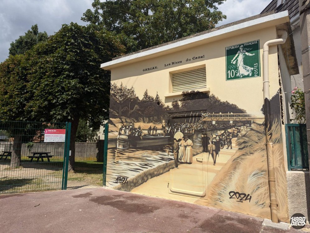 Fresque murale façade Livry-Gargan, carte postale ancienne rives du canal en sépia, timbre JO 2024