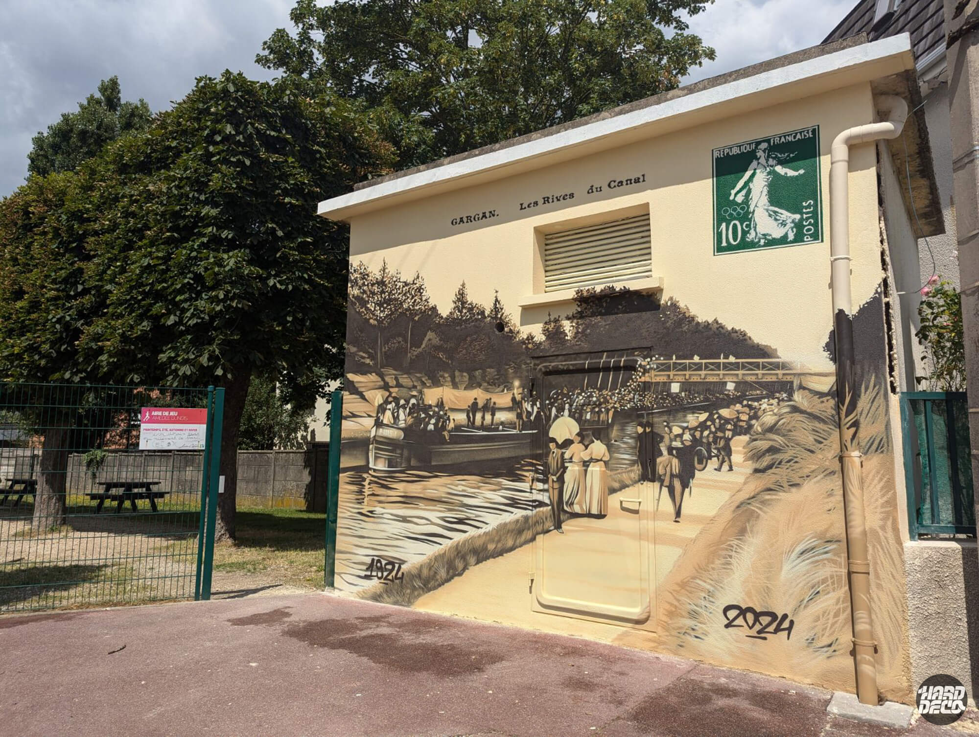 Fresque murale façade Livry-Gargan, carte postale ancienne rives du canal en sépia, timbre JO 2024
