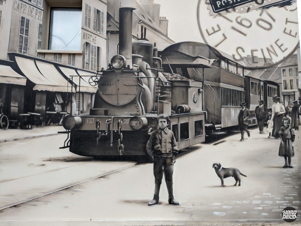 Détail fresque Livry-Gargan, locomotive à vapeur EST 20, enfant et personnages d'époque, rendu sépia hyperréaliste à l'aérosol