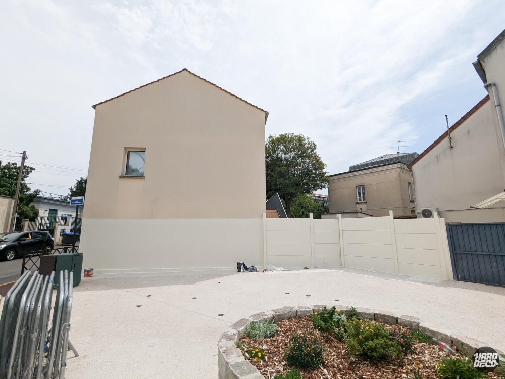Pignon vierge avant réalisation de la fresque murale de Livry-Gargan, état initial du mur enduit beige