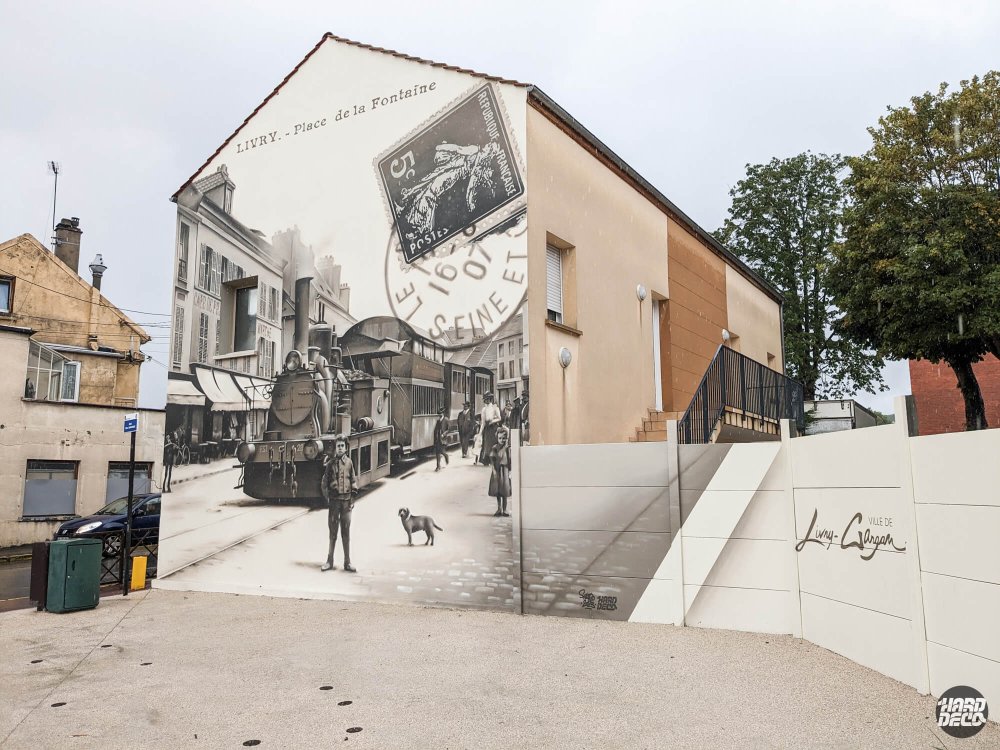 Fresque façade Livry-Gargan vue d'ensemble, locomotive vapeur, personnages d'époque, timbre postal et cachet Seine-et-Marne