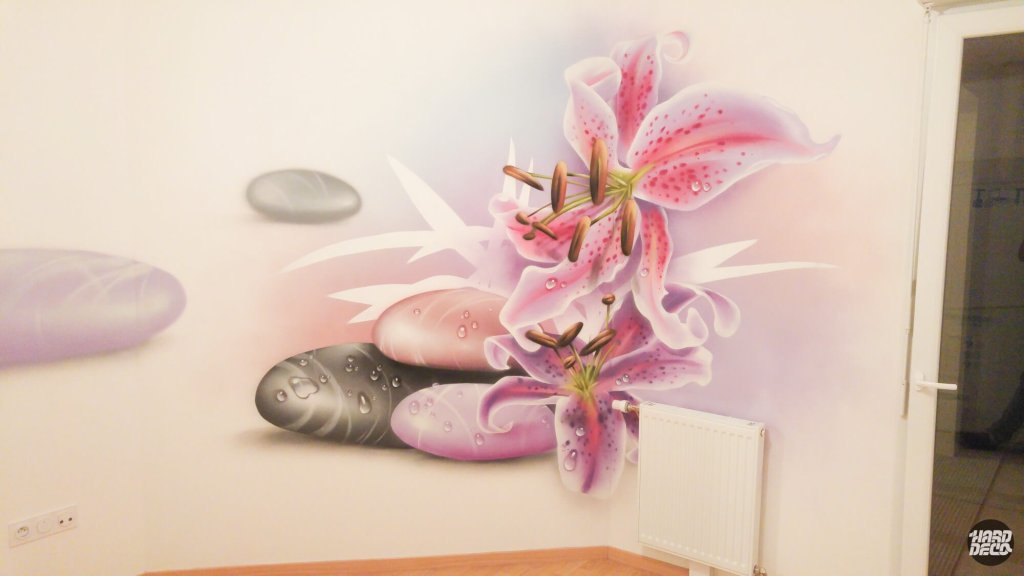 Fresque murale aérosol lys roses et galets zen sur fond mauve pastel, ambiance spa