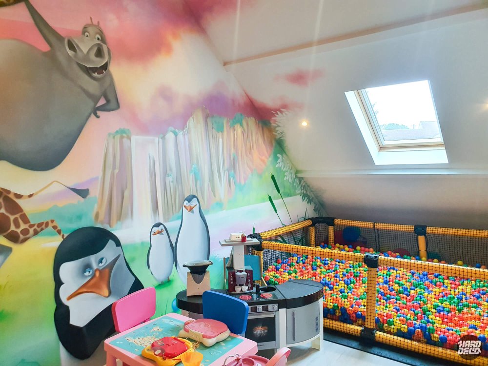 Détail fresque Madagascar : pingouins et hippopotame Gloria sous les combles, piscine à balles en arrière-plan