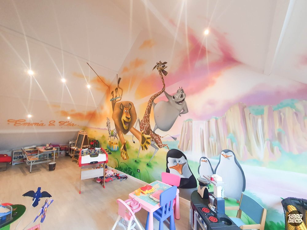 Fresque Madagascar 49 m² salle de jeux : vue complète du décor avec personnages, savane et falaises peints à l'aérosol