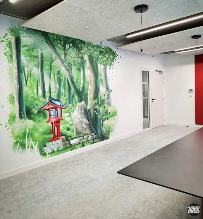 Fresque murale manga forêt japonaise avec lanterne shinto rouge dans un bureau, réalisée à l'aérosol