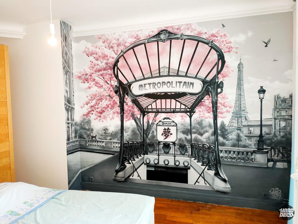 Fresque murale chambre entrée métro Guimard Paris cerisiers japonais Tour Eiffel perspective trompe-loeil