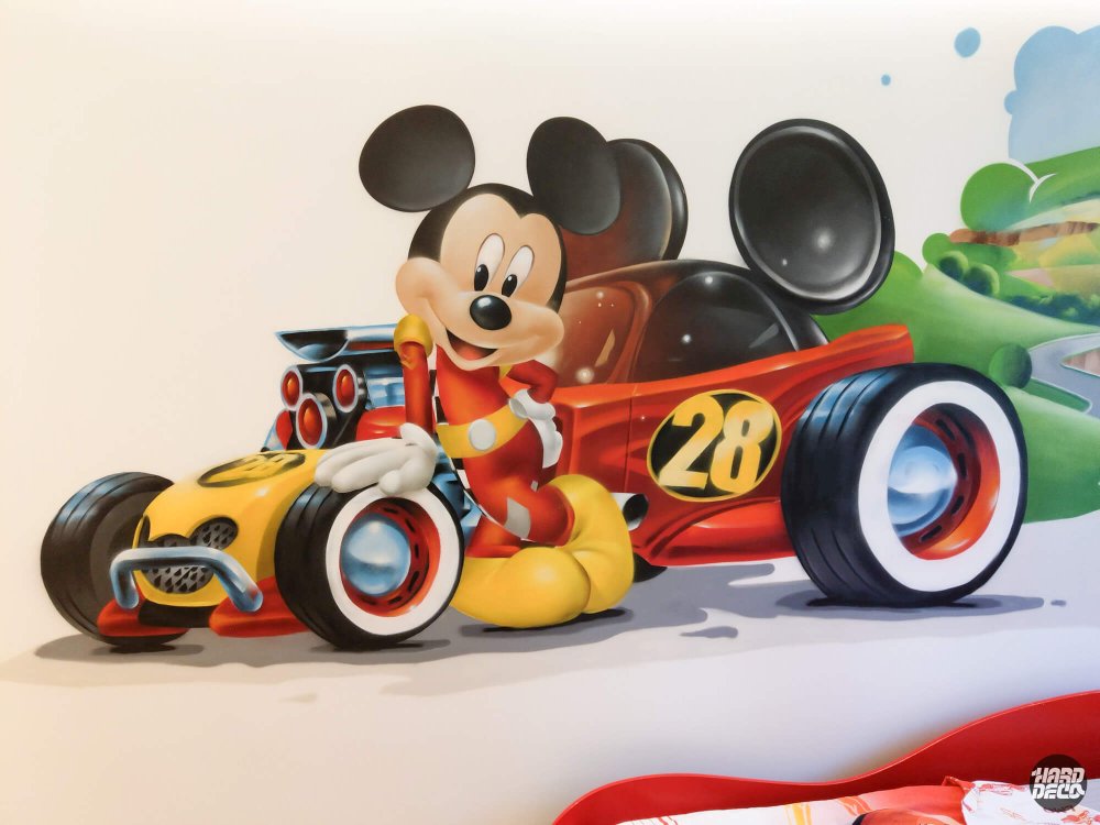 Détail fresque murale Mickey Mouse au volant bolide numéro 28, rendu aérosol haute précision
