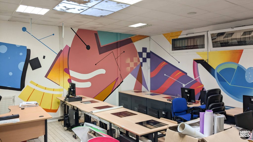 Décor mural géométrique pop Espace Jeunesse Montfermeil, formes rose fuchsia violet jaune orange au pinceau, vue bureaux
