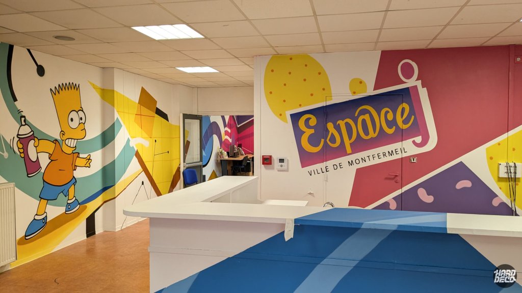 Bart Simpson fresque murale Montfermeil, personnage bombe aérosol orange et bleu, logo Espace Ville en fond rose