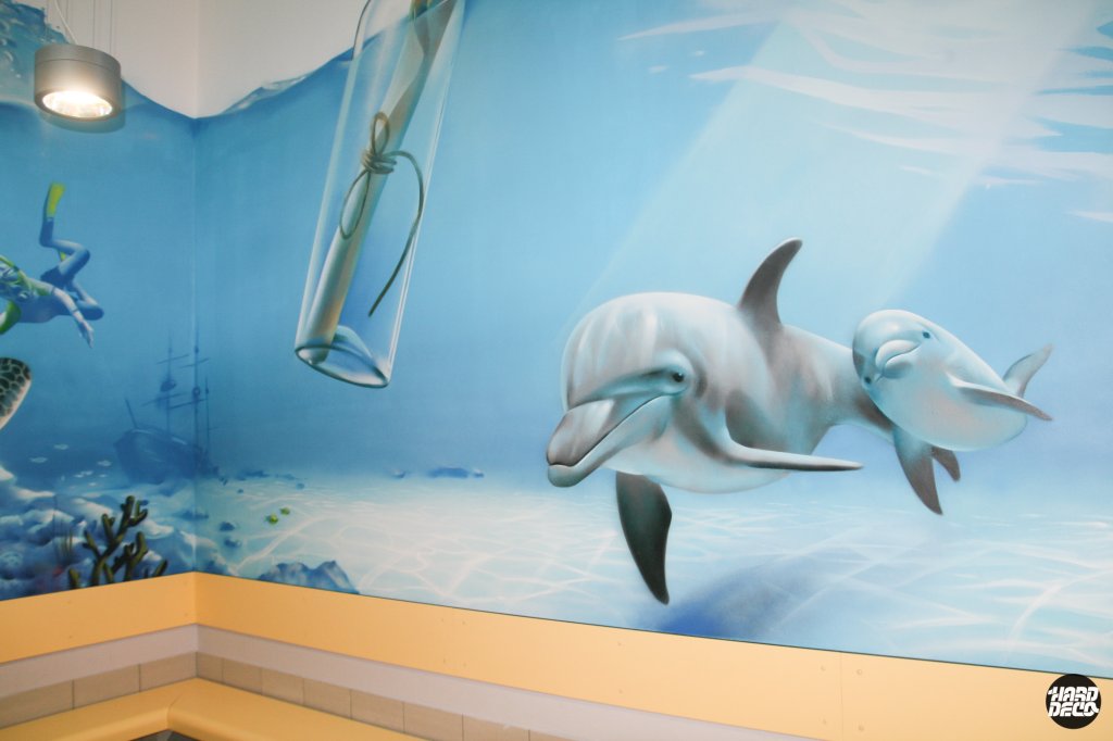 Fresque murale dauphins et bouteille à la mer sous l'eau, piscine de Morsang-sur-Orge, aérosol