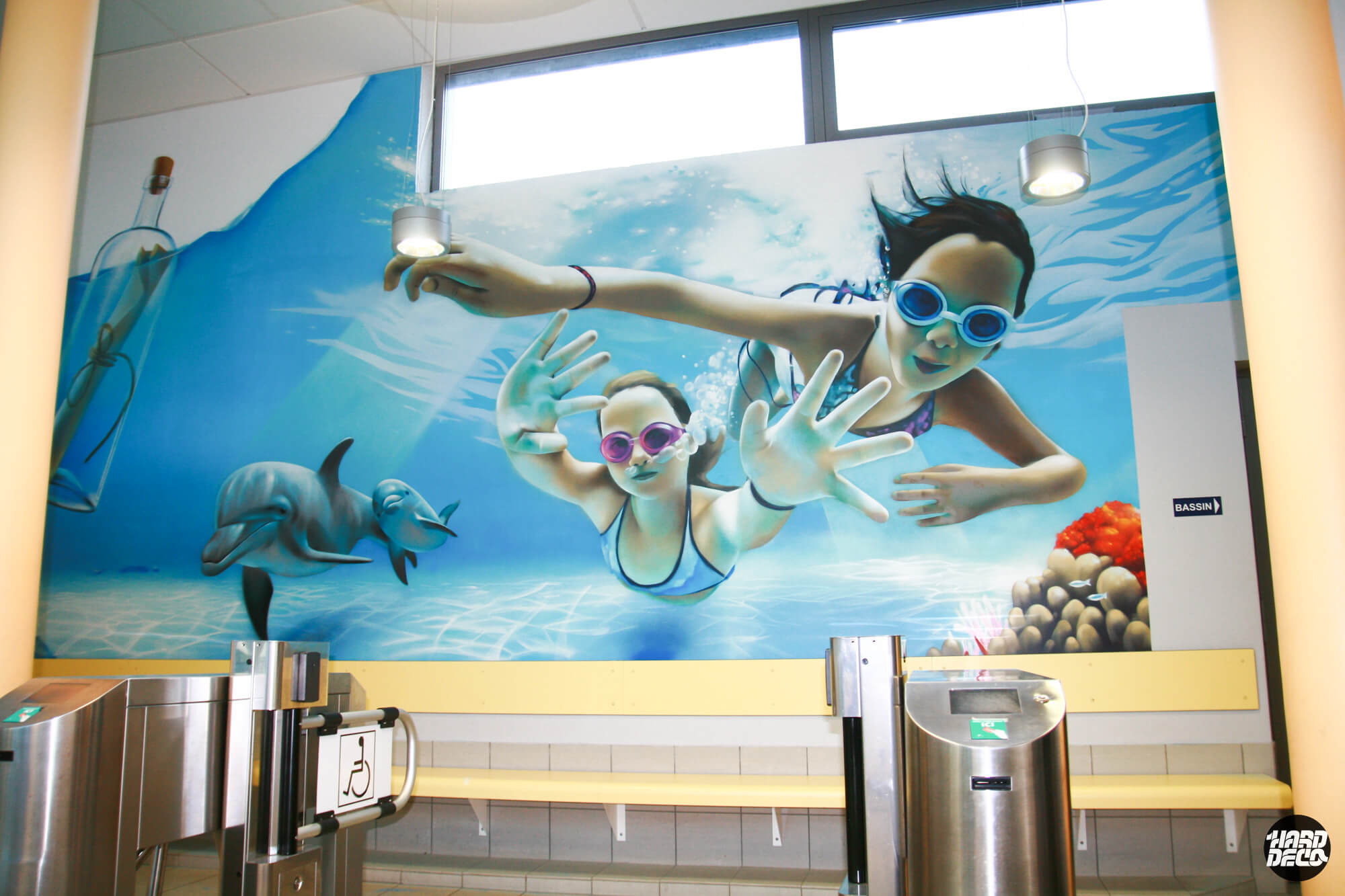 Fresque murale sous-marine avec deux nageuses et dauphins, piscine de Morsang-sur-Orge, aérosol