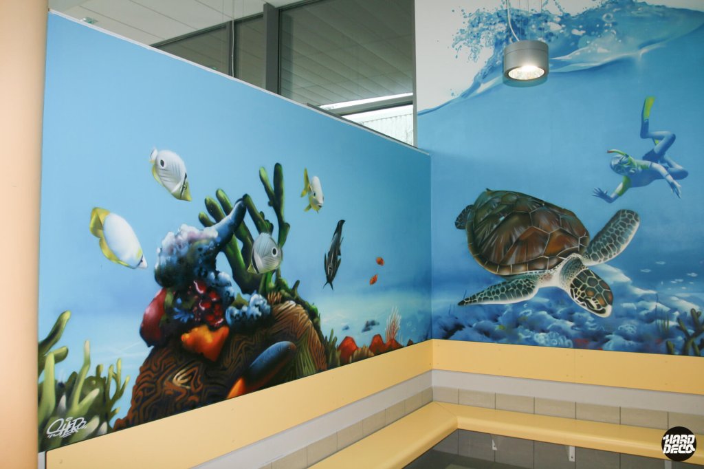 Détail fresque récif corallien avec poissons tropicaux et tortue, piscine Morsang-sur-Orge